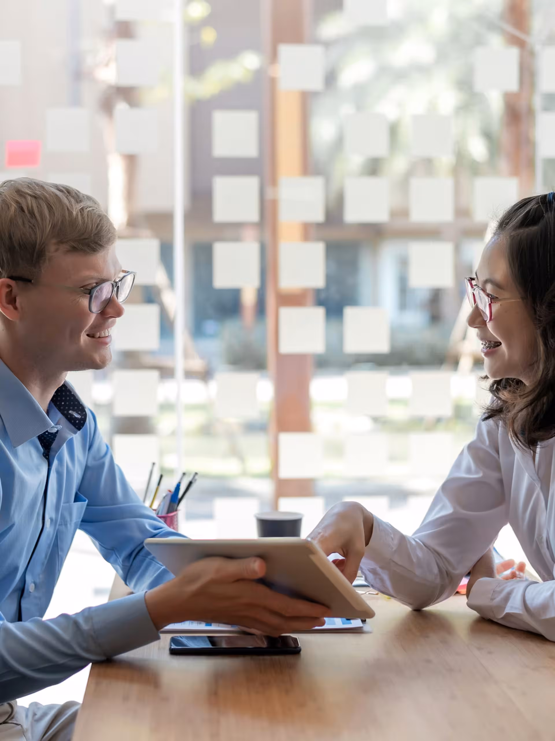 Dos personas hablando sobre un tablero de control