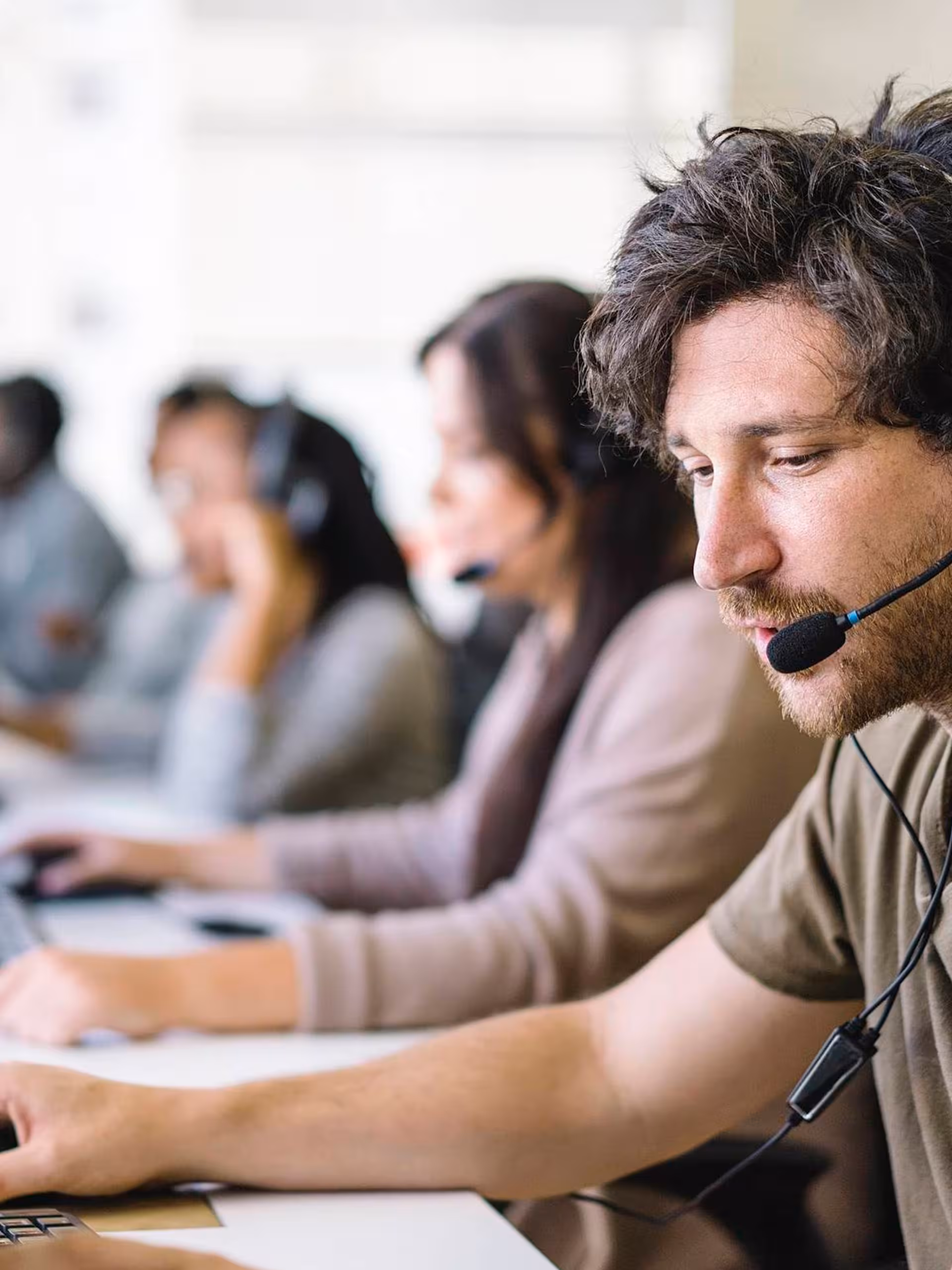 Un hombre dando soporte por teléfono